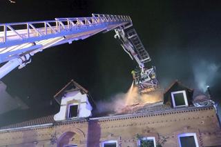 Żagań. Tragiczny pożar budynku wielomieszkaniowego. Jedna osoba nie żyje, jedna osoba nieprzytomna [ZDJĘCIA]