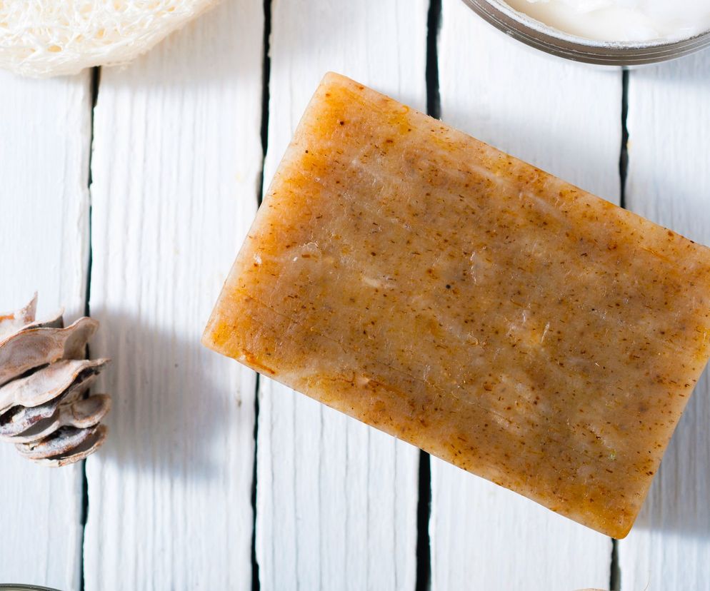 Oryginalne szare mydło jest mydłem potasowym, a nie sodowym.