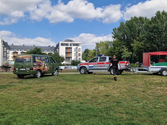 Strażacy i wędkarze badają przyczynę śnięcia ryb w zalewie "Muchawka"