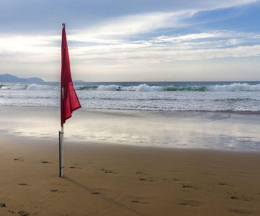 Czerwona flaga na plaży