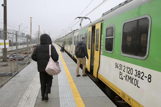 Dojście do nowej stacji przez błoto i plac budowy. PKP Warszawa Grochów jak tor przeszkód 