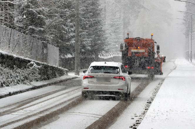 Atak zimy w Polsce. Trudne warunki drogowe na Podhalu [ZDJĘCIA]