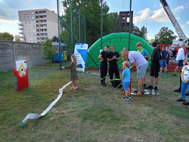 Uczestnicy wydarzenia chętnie zapoznawali się z tajnikami codziennej pracy siedleckich strażaków