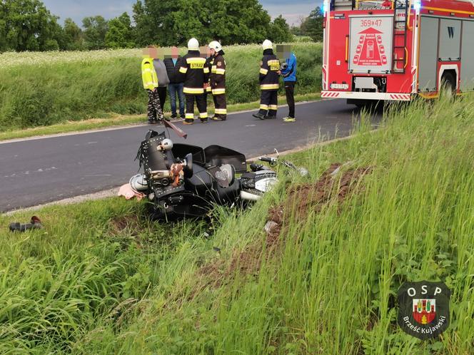 Motocyklista nagle zjechał z drogi i uderzył skarpę! Tragiczny wypadek pod Włocławkiem [ZDJĘCIA] 