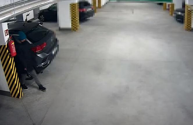 Próbowali włamać się do samochodu. Szuka ich policja z Torunia