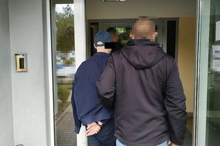 Schował się pod materacem w dziecięcym pokoju. Miał broń i narkotyki