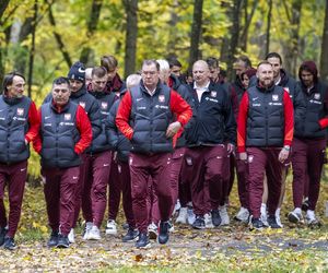 Reprezentacja zmokła na spacerze. Lewandowski się krył przed deszczem