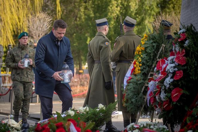 Prezydent postawił znicz przy pomniku smoleńskim