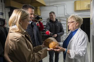 Trzaskowski z gorącym chlebem w ręku kończy kampanię. „Najlepszy prowiant na ostatni dzień” 