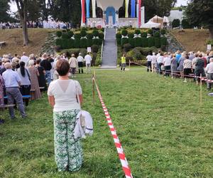 Rocznica koronacji Matki Bożej Kębelskiej w Wąwolnicy. Pojawiło się tysiące wiernych. Zobacz