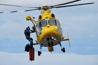 Ludzie mieli być zakleszczeni w aucie! Na miejsce przybyły karetki, helikopter i straże pożarne, a tam nic!