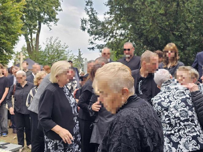 Białe róże przykryły grób projektantki gwiazd i jej syna. Na koniec pogrzebu wszyscy płakali