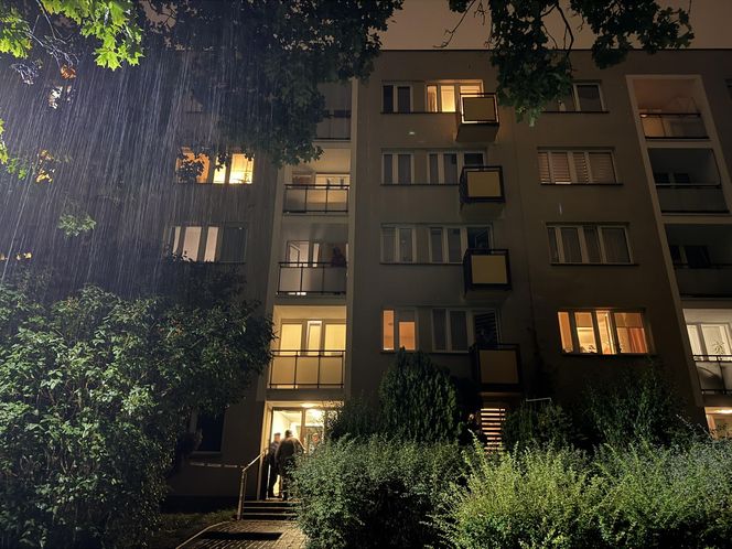 Z mieszkania na Mokotowie wydobywał się dym. W środku znaleziono ciało mężczyzny. Leżało wśród szalejących płomieni