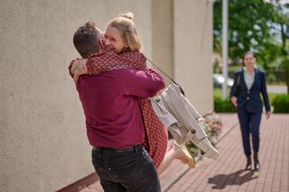 Na Wspólnej, odcinek 4089: Renata i Sławek już oficjalnie zostaną rodzicami Zosi! Dziedzic specjalnie się na to przygotuje - ZDJĘCIA