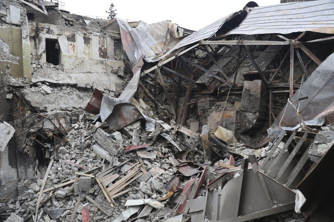 Zbombardowany teatr w Mariupolu