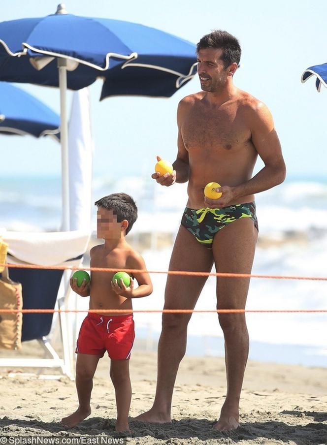 Piłkarz  Gianluigi Buffon z rodziną na wakacjach