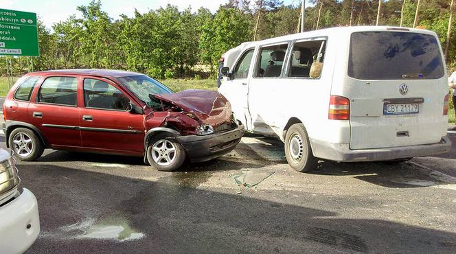 Wypadek w Pawłówku. Trzy osoby trafiły do szpitala! [ZDJĘCIA]