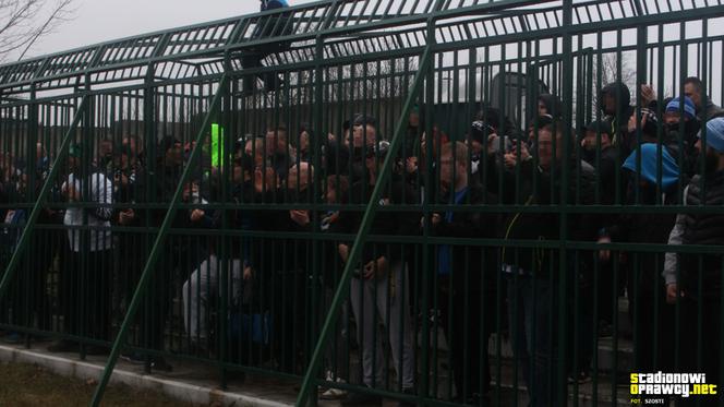 Skandal na meczu. Kibice Hutnika Kraków trzymani... w klatce niczym dzikie zwierzęta
