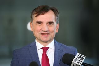 Policjanci przyjechali po Zbigniewa Ziobrę. Odeszli z niczym. Kilkakrotnie dzwonili domofonem