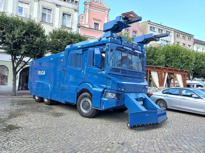 Policjanci świętowali na Rynku w Lesznie. Był uroczysty apel i piknik