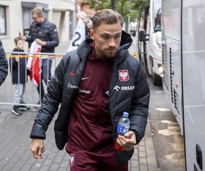 Reprezentacja zmokła na spacerze. Lewandowski się krył przed deszczem