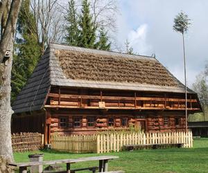 Pierwsze powojenne muzeum pod otwartym niebem powstało w Małopolsce. To tu kręcono słynne filmy