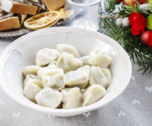 Miękkie ciasto na uszka z 4 składników. Przepis, który zawsze się udaje — wigilijna perfekcja!