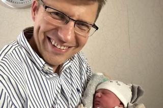 Minister Marcin Warchoł został tatą po raz czwarty! Witamy Kingę na świecie 