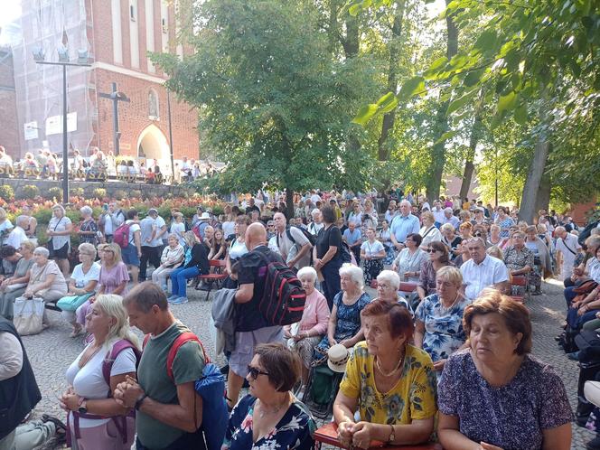   Tłumy pielgrzymów w Gietrzwałdzie. Trwa odpust i dożynki archidecezjalne. Zobacz zdjęcia