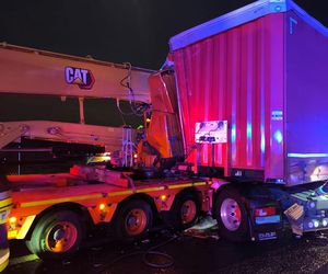 Śmiertelny wypadek na A1 pod Zgierzem. Zderzyły się trzy pojazdy, w tym dwa tiry [ZDJĘCIA].