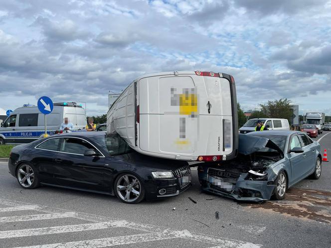 Obwodnica Ełku. Pojazd dostawczy przewrócił się na dwa auta samochodowe [ZDJĘCIA]