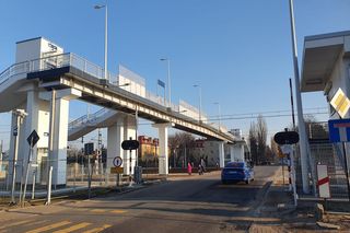  Takiego absurdu w Warszawie już dawno nie było. Mieszkańcy Pragi załamani po budowie kładki nad torami