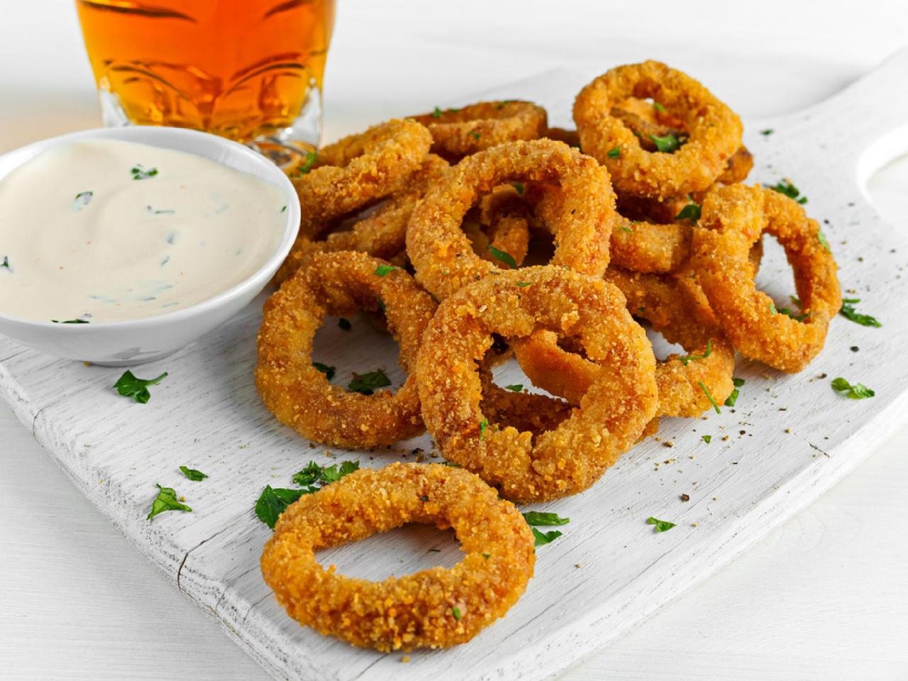 Pieczone krążki cebulowe z serem - idealna przekąska na seans przed telewizorem