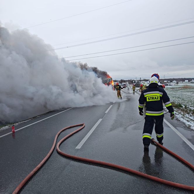 Bus spłonął doszczętnie pod Tarnowem. Podróżowało nim 25 osób