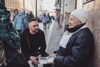 Znów to zrobił! Radny z Sosnowca zebrał ponad 15 tys. dla niewidomej pani Stefanii