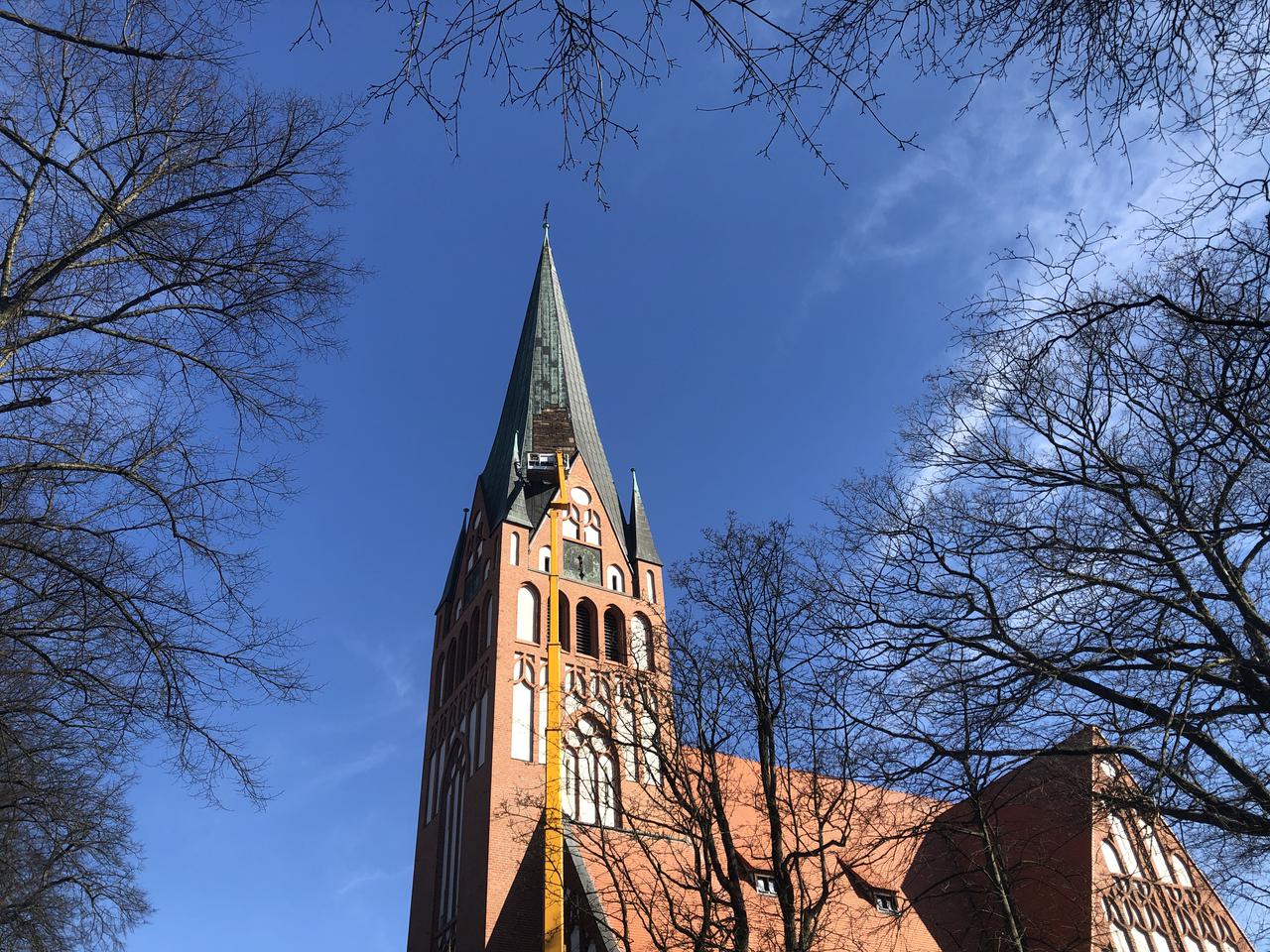 Naprawiają uszkodzoną wieżę kościoła. 