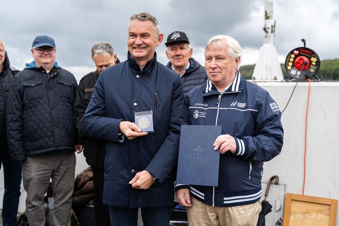 Tablica upamiętniająca Bohdana Sienkiewicza na Alei Żeglarzy w Gdyni