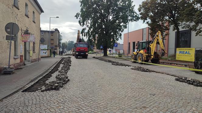 Zrywają kostkę na ulicy Dąbrowskiego w Lesznie. Wyleją tam asfalt.