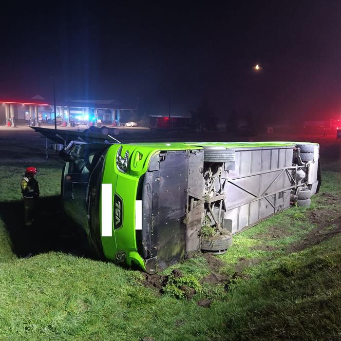 Wypadek na trasie krajowej koło Buska-Zdroju. Przewrócił się autokar przewożący obywateli Ukrainy