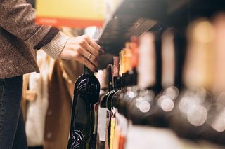 Koniec sprzedaży alkoholu na stacjach? Rząd chce zmian, branża bije na alarm 