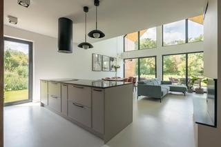 Styl Bauhaus we wnętrzu. Tak zaprojektowano 135 metrowy dom