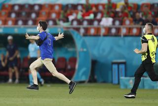 Intruz na boisku podczas meczu Francja - Szwajcaria na Euro