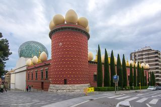 Muzeum Salvadora Dali w Figueres. Sam go zaprojektował, na dachu umieścił gigantyczne jaja, a na elewacji gipsowe chlebki 