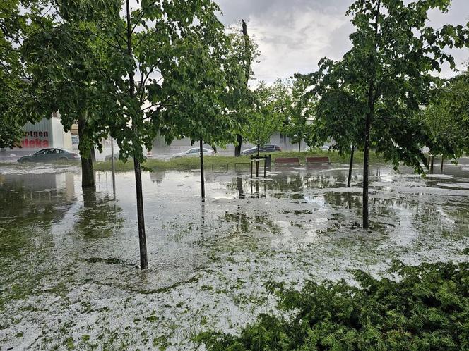 Nawałnica nad Gnieznem. Miasto zalały strumienie wody po ulewie i gradobiciu [ZDJĘCIA].