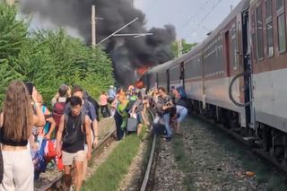 Pociąg zderzył się z autobusem. Lokomotywa stanęła w płomieniach. Zginęły cztery osoby! 