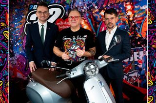 Aukcje polityków WOŚP: Filiżanki od Dudy, cekinowa suknia od pierwszej damy, a od Hołowni barierka sprzed Sejmu! 