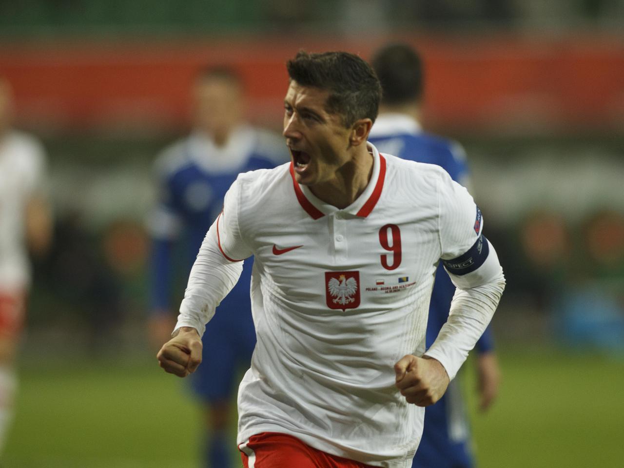 Robert Lewandowski i Mateusz Morawiecki wymienili się prezentami. TAJEMNICZA zawartość, symboliczne zdjęcie