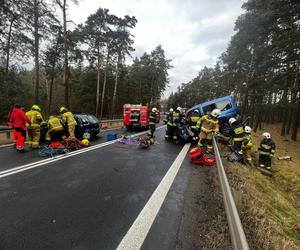 Zderzenie czołowe samochodów w Tworogu. 18-latek zabrany śmigłowcem LPR