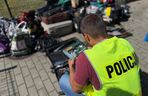 Od kilku miesięcy okradał niezamknięte auta. Policja z Ostródy szuka poszkodowanych