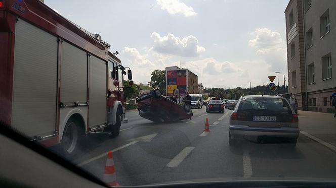 Dachowanie obok ronda Jagiellonów w Bydgoszczy [ZDJĘCIA]